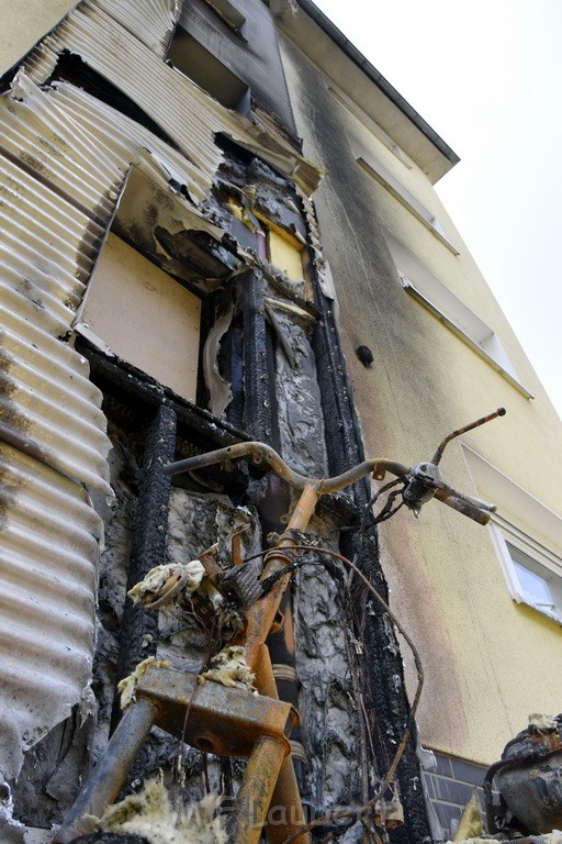 Rollerbrand dann Feuer 1 Fassadenbrand Koeln Gremberg Kroppergasse P37.JPG - Miklos Laubert